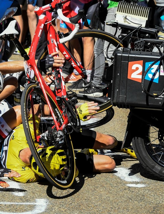 Le nombre d'incidents impliquant des collisions de coureurs avec des véhicules de course, comme celui-ci au Tour de France 2016, devrait augmenter