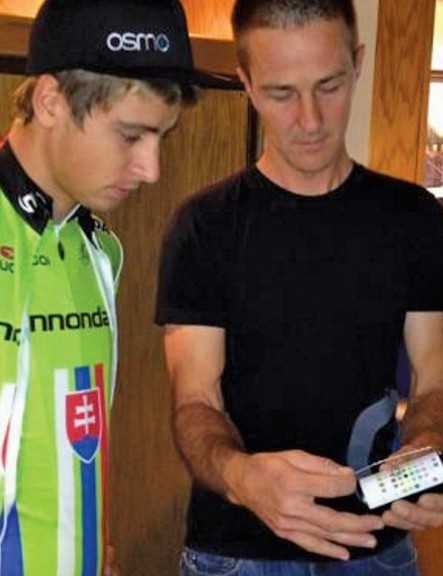 Un jeune Sagan travaille avec Capron pour mesurer l'hydratation post-exercice