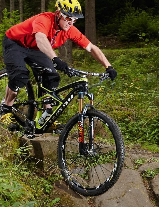 Étendez vos bras pour permettre à votre roue avant de s'éloigner de vous