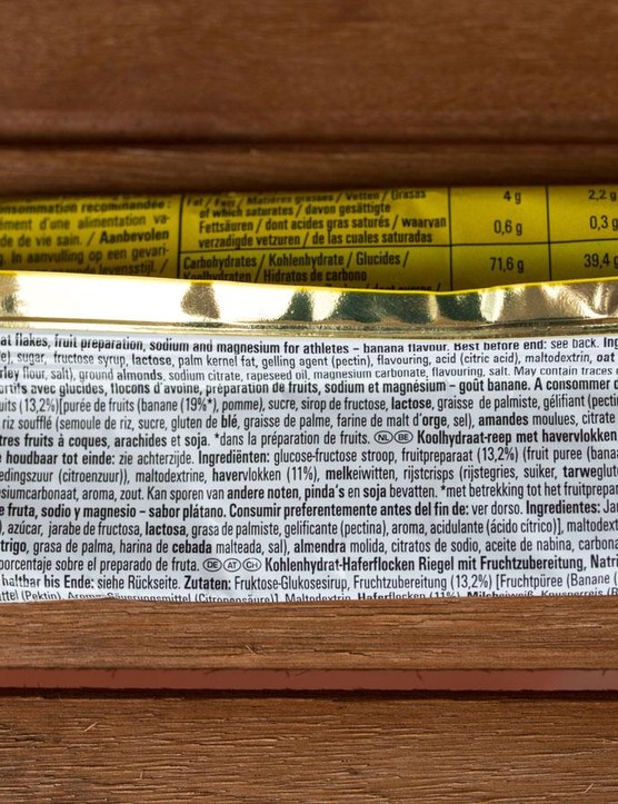 Il y a quelques autres choses sur cette liste d'ingrédients, puis du riz, des œufs et des saucisses de poulet ou de la banane