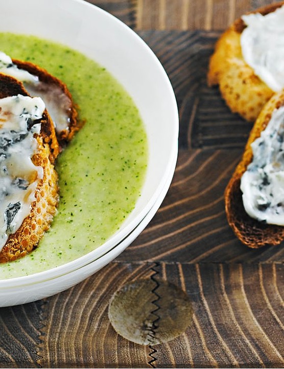 Crémeux, avec un coup de pied de fromage bleu.  C'est l'un de nos favoris!