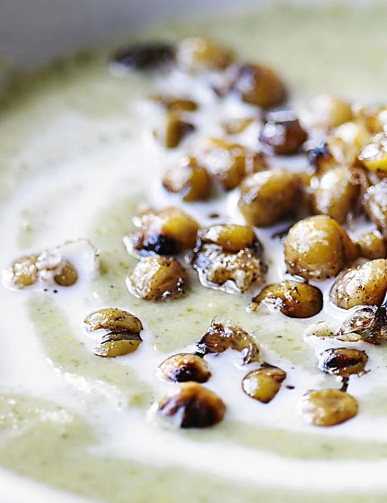 La soupe au brocoli fait peau neuve avec l'ajout de noix de coco et de pois chiches épicés