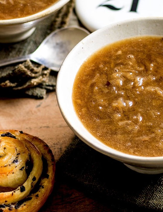 Cette soupe fusion franco-asiatique est délicieuse et a l'air impressionnante aussi