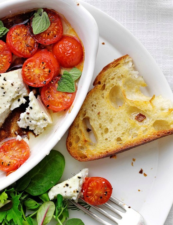 La feta chaude et crémeuse complète la fraîcheur des tomates rôties et le croquant du pain à l'ail