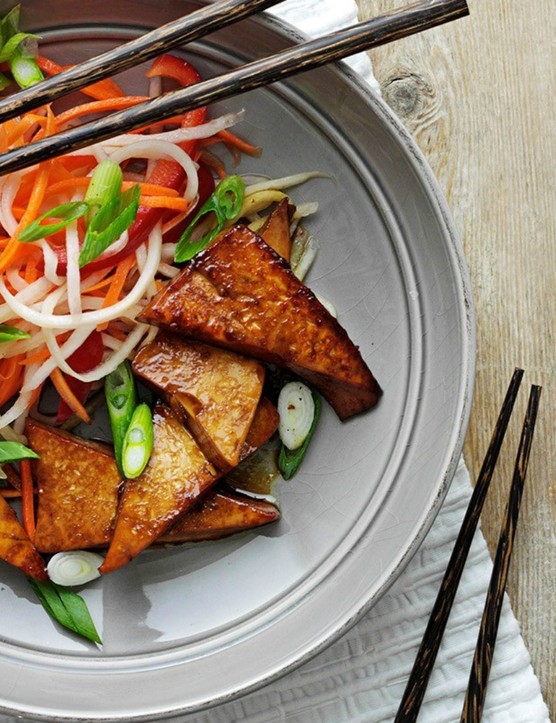 La douceur du tofu se marie parfaitement avec la fraîcheur croquante des légumes