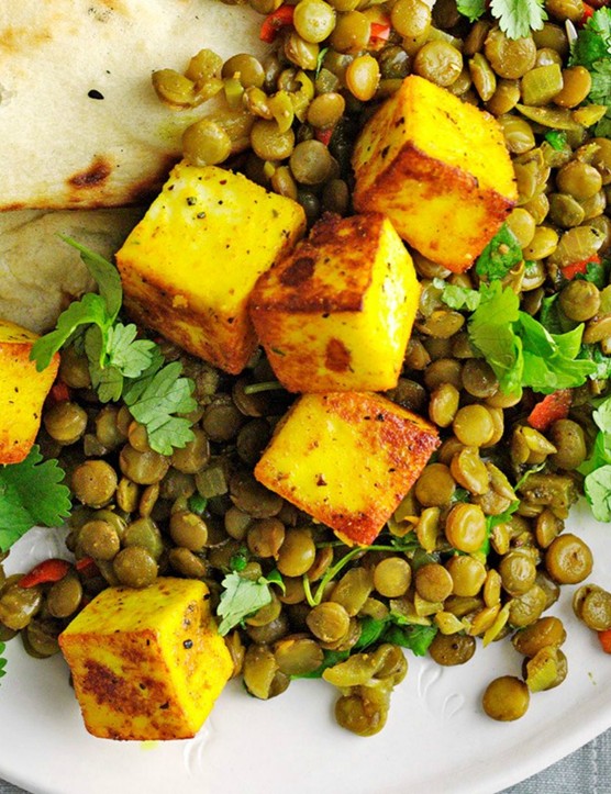 Les épices indiennes parfument ce délicieux plat de paneer et de lentilles