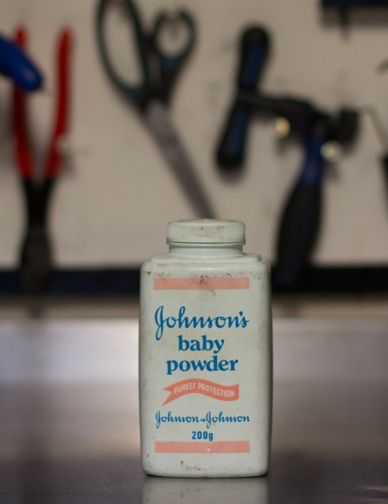 La poudre de talc aidera à empêcher votre chambre à air de coller à votre pneu.  C'est un problème plus important hors route, mais cette mesure à elle seule peut aider à prévenir les pincements