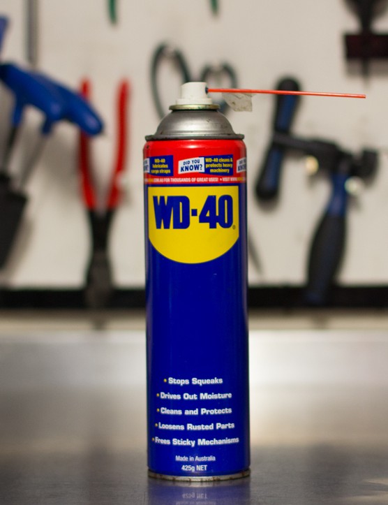 Peut-être l'élément le plus controversé d'un atelier de cyclisme.  Le WD-40 est toujours pratique à avoir - ne l'utilisez pas comme lubrifiant de chaîne (même le WD-40 fabrique un produit pour cela)