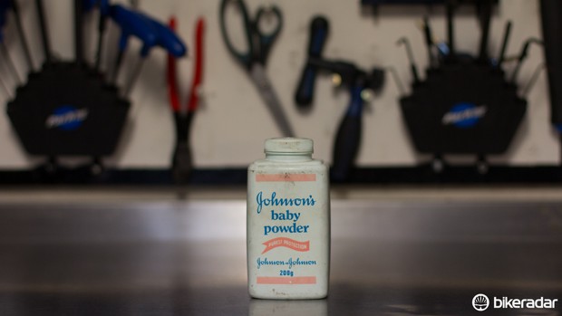 La poudre de talc aidera à empêcher votre chambre à air de coller à votre pneu.  C'est un problème plus important hors route, mais cette mesure à elle seule peut aider à prévenir les pincements