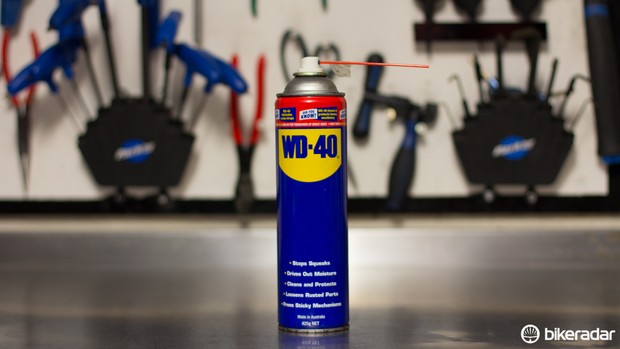 Peut-être l'élément le plus controversé d'un atelier de cyclisme.  Le WD-40 est toujours pratique à avoir - ne l'utilisez pas comme lubrifiant de chaîne (même le WD-40 fabrique un produit pour cela)