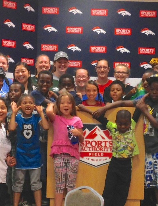 La police et les enfants du quartier de Denver se rendent au stade des Broncos, comme l'a fait un groupe similaire l'année dernière