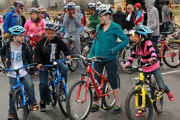 La police de Denver emmène des jeunes du centre-ville faire une balade à vélo