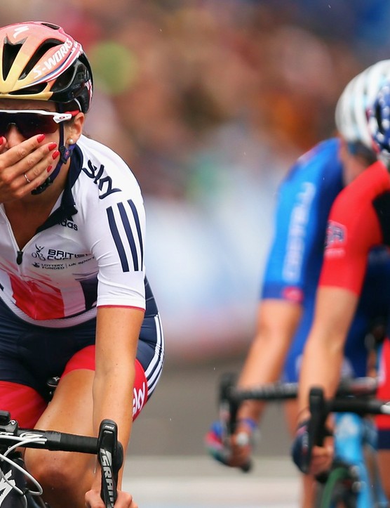 Armitstead au moment où elle a réalisé qu'elle avait remporté les championnats du monde à Richmond, États-Unis, 2015