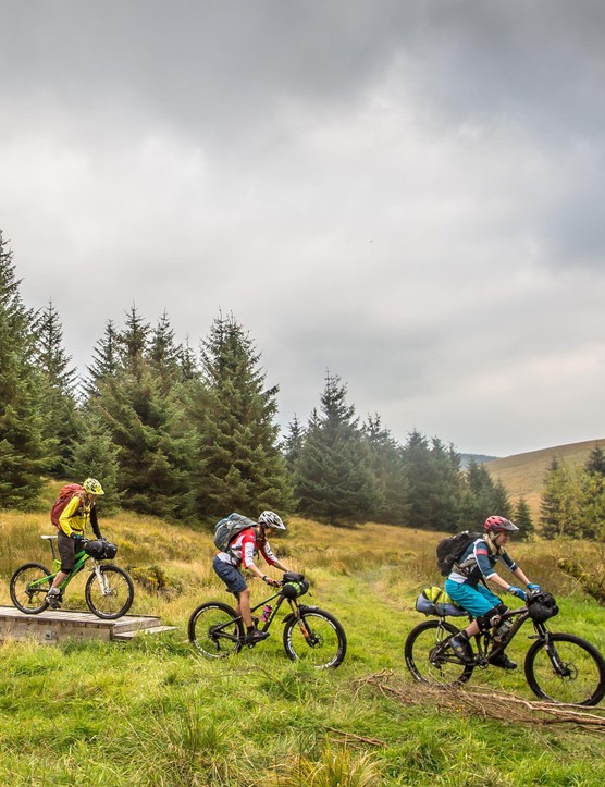 Le bikepacking vous donne la chance de sortir dans la nature, d'être autonome et de partager l'aventure avec des amis