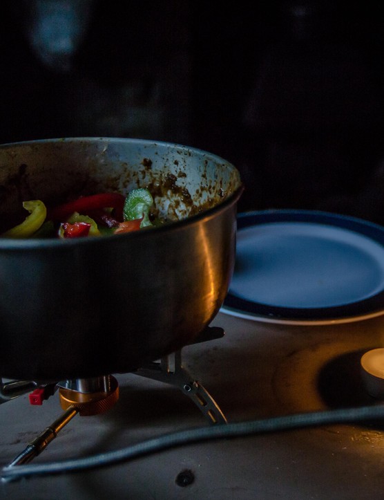 L'heure du dîner!  Cela vaut la peine de préparer votre nourriture afin d'avoir moins de hachage et d'épluchage à faire lorsque vous arrivez aux deux