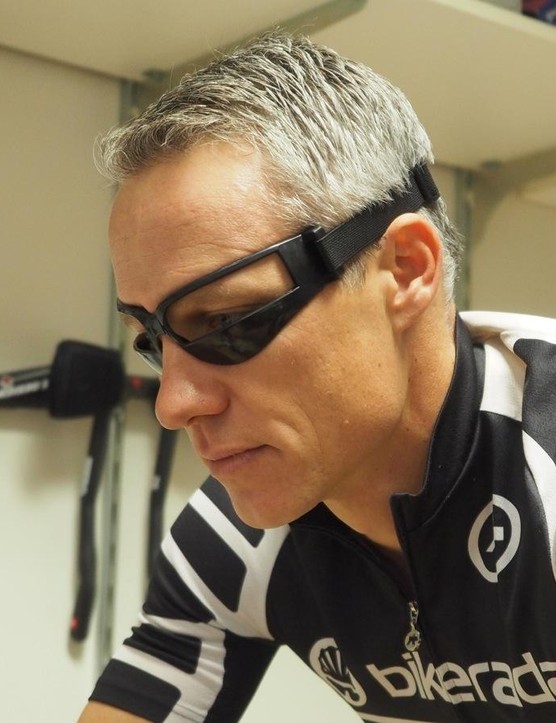 Le sujet est aidé sur le vélo, portant ces lunettes qui masquent la vision périphérique inférieure