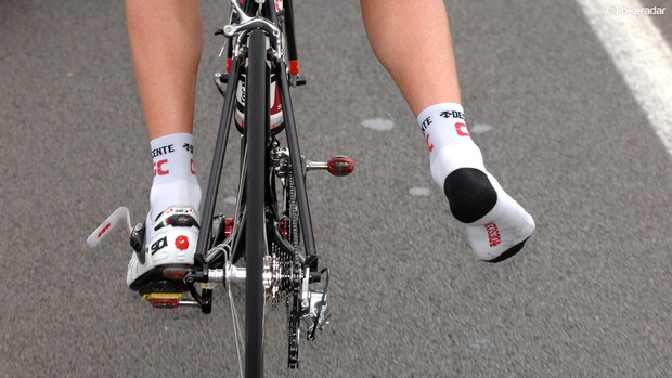 cycliste masculin faisant du vélo de route avec une chaussure