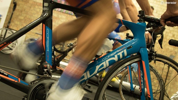 cycliste masculin équitation vélo bleu