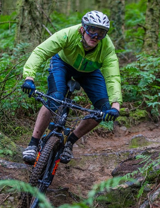 Contre-braquage pour préparer un virage.  Un décalage plus court a rendu le vélo plus paresseux lors de cette opération, ce qui a conduit à une course large dans les virages au début