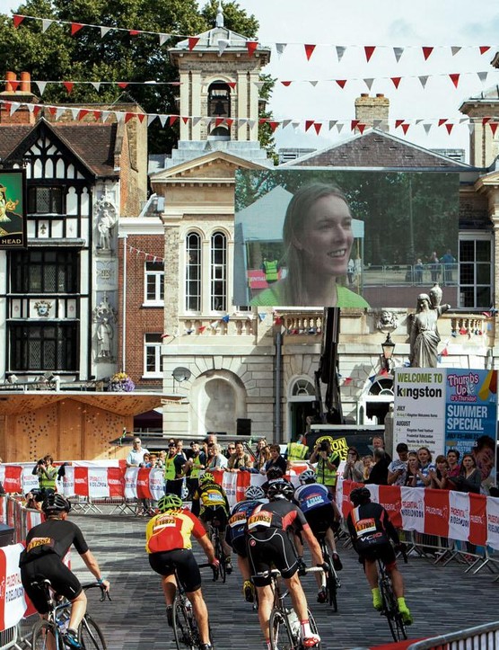 Les participants de RideLondon ont traversé la ville historique de Kingston deux fois sur le parcours