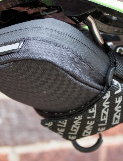 Un sac de selle est le moyen idéal pour ranger tout votre équipement essentiel - c'est le Road Caddy de Lezyne, qui peut contenir une chambre à air, deux démonte-pneus, un outil multifonction et des patchs