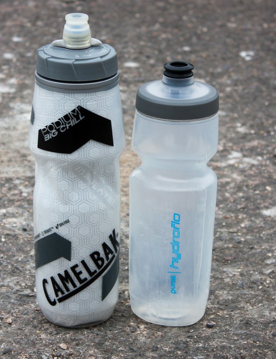 Les bouteilles sont de différentes tailles.  Sur la gauche se trouve le Podium Big Chill de Camelbak, qui garde les boissons au frais.  Le Purist Hydroflo de Specialized à droite est facile à enfiler