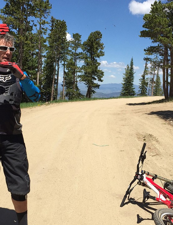 Bob Barnes est l'instructeur en chef du Trestle Bike Park à Winter Park, au Colorado.  Un bon professeur peut non seulement vous montrer comment cela se passe, mais aussi vous expliquer en termes très clairs ce que vous devez faire - sans vous exposer à des risques indus.