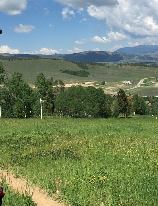 Wes Bennett est mécanicien et entraîneur de descente au Bike Granby Ranch à Granby, Colorado.  Les meilleurs instructeurs feront de vous un meilleur cavalier, mais ils sont également pratiques pour vous montrer les lignes amusantes qui ne sont pas nécessairement sur la carte des sentiers.