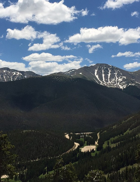 Cela ne fait pas de mal que de nombreux parcs à vélos desservis par des remontées mécaniques soient situés sur un magnifique terrain magnifique