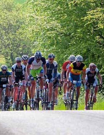 Le terrain peut varier énormément au cours d'une activité sportive, alors entraînez-vous pour les collines, les plats et les descentes