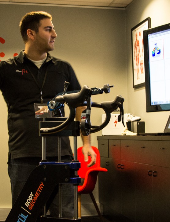 L'un des ingénieurs de la selle de Specialized affiche la technologie de cartographie de la pression de la selle en temps réel