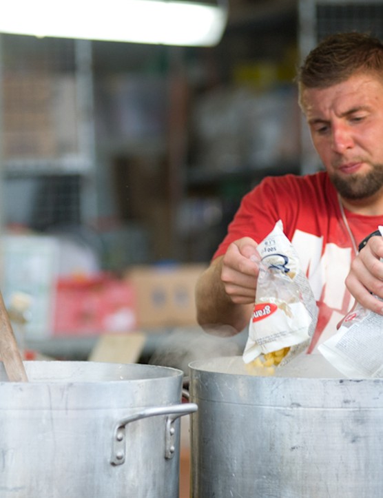 Il y a généralement beaucoup de nourriture lors de ces courses, mais c'est toujours une bonne idée d'apporter certains de vos aliments réconfortants.  Cory Wallace dit que cela vous aidera à rester sain d'esprit