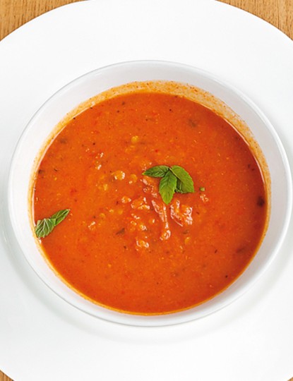 La soupe, comme cette variété de lentilles et de tomates, est un excellent moyen d'obtenir des tonnes de nutriments et de vitamines dans une seule casserole.