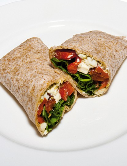 Un wrap à la feta, à la patate douce et au piment rouge est une délicieuse friandise faible en gras et riche en glucides