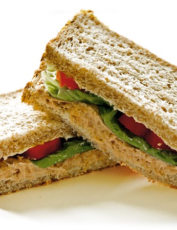 Pour réaliser votre power sandwich, choisissez du pain de seigle, d'épeautre, complet ou multigraines.  Le thon, le poulet, les œufs ou le houmous font de bonnes garnitures