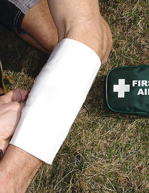 Appliquer une pression directe avec le bandage