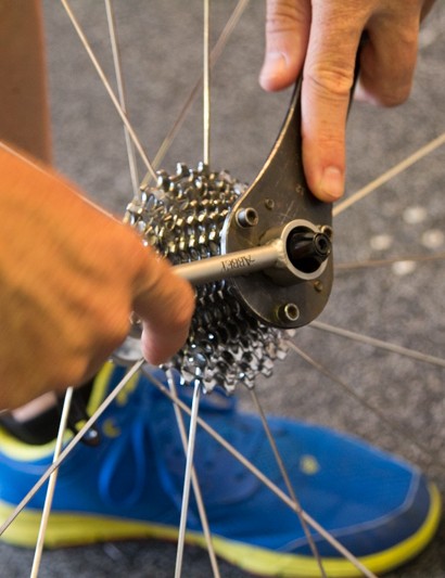 L'outil Abbey bike tools Crombie.  Il permet au mécanicien Drapac Cycling de retirer la cassette sans retirer la brochette à dégagement rapide