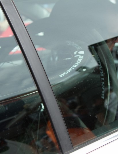 Les roues attendent une journée sur la route.  Les roues de secours sont conservées à l'intérieur de la voiture prêtes pour des changements rapides comme l'éclair