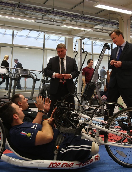 Les militaires blessés Simon Harmer et Steve Arnold avec le Premier ministre britannique David Cameron