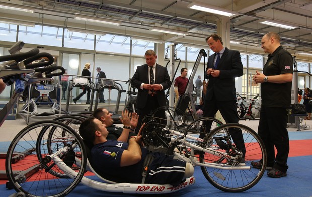 Les militaires blessés Simon Harmer et Steve Arnold avec le Premier ministre britannique David Cameron