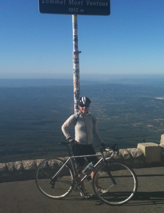 Kirsty, membre de la formation Le Dérailleur, au sommet du Mont Ventoux