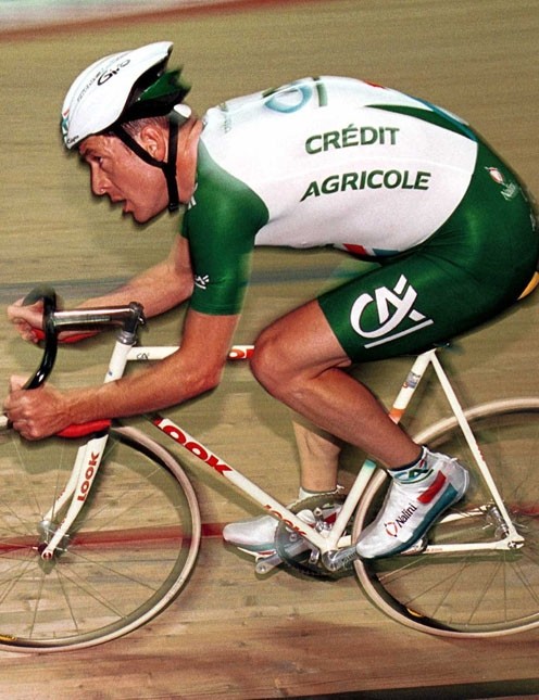 Chris Boardman lors de sa tentative réussie de record de l'heure de l'athlète en 2000. Vous pouvez même faire de l'aéro à l'ancienne.