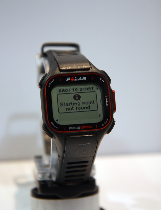 La nouvelle Polar RC3 est une montre multisports compatible GPS qui suit non seulement votre position et votre vitesse par satellite, mais sert également d'entraîneur mobile pour vous aider à diriger vos entraînements.