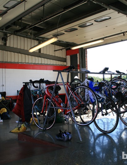 Toutes les équipes du Cyclothon ont reçu un demi-garage (vide) pour la journée.  Tout le kit et les outils devaient être apportés par les coureurs