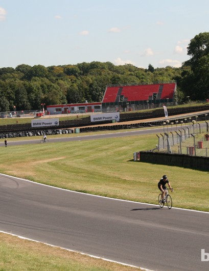 Le terrain constamment vallonné de Brands Hatch était idéal pour le Cyclothon, éliminant l'ennui que 100 tours de piste plate causeraient inévitablement