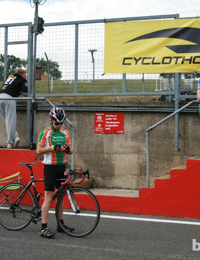 Chris Holliday télécharge ses données de course sur Le Dérailleur Training