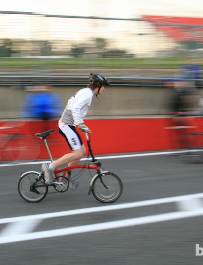 Ce n'était pas que des vélos de contre-la-montre et de course, comme l'a démontré ce pilote de Brompton