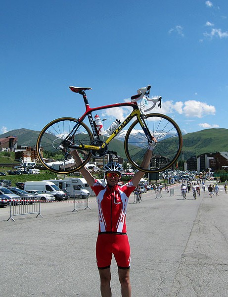 Jamie Wilkins de Procycling au sommet de l'Alpe d'Huez après avoir conquis l'Etape du Tour Acte 1 l'an dernier