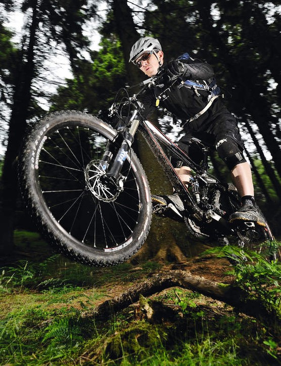 Poussez à travers le vélo avec les mains et les pieds pour franchir les obstacles sur le sentier