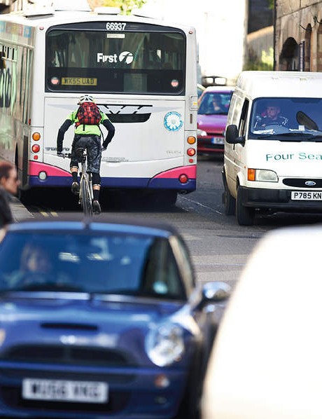 Considérez les voitures comme des coureurs que vous essayez de battre - des bus pour rendre cela plus difficile